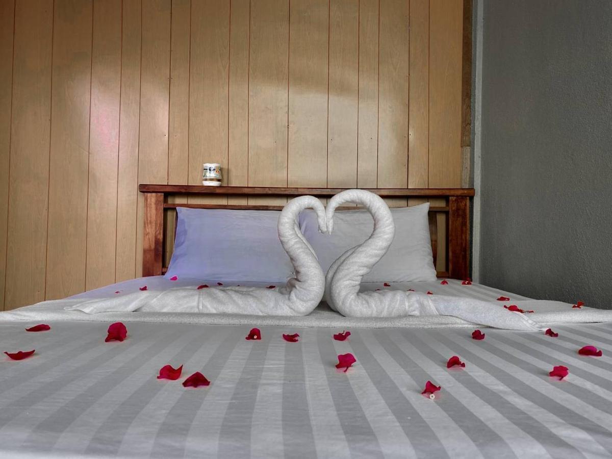 Hotel Perhentian Hazipah Kampong Pasir Hantu Exterior foto
